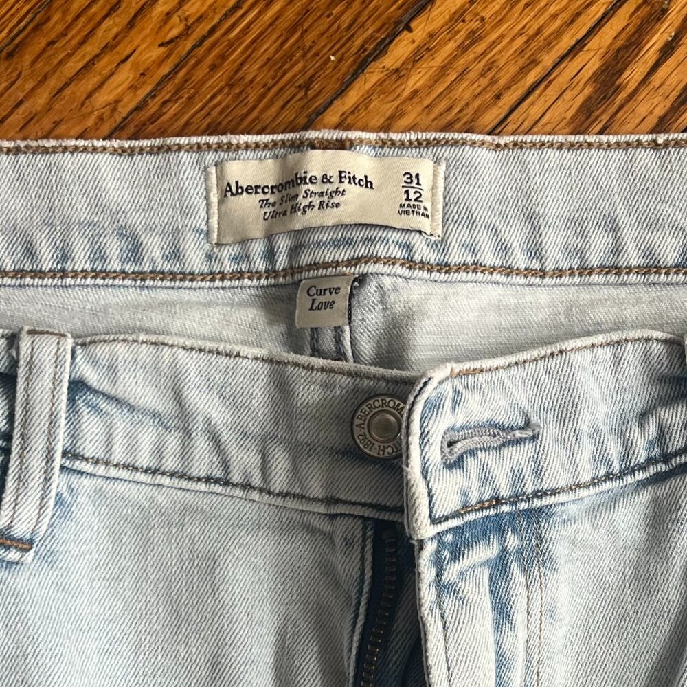 Abercrombie - Curve Love - Ultra High Rise 90s Slim Straight Jean - 31